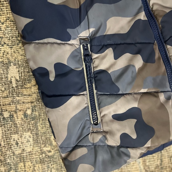 Mini Boden Blue Camouflage Puffer Hoodie Vest 8/9Y - Picture 6 of 7